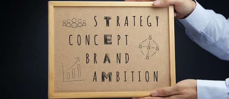 A man holding a board showing the qualities of a team & agile leadership